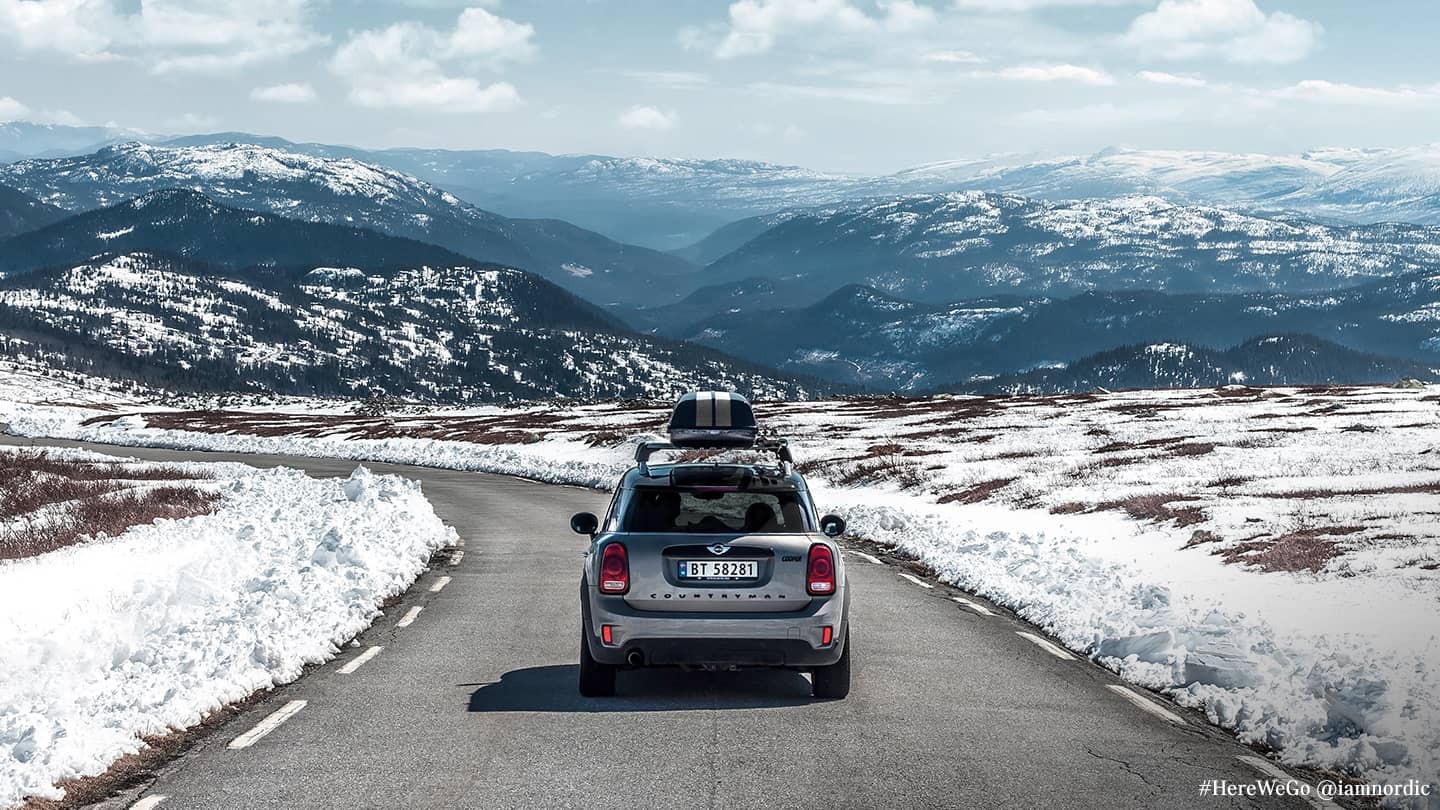 MINI Countryman na ulici u snežnim planinama